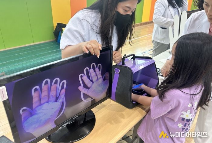 포항시 남구보건소는 지난 13일 ‘2025년도 경북형 감염병 예방학교’ 문충초등학교 전교생을 대상으로 감염병 예방 체험관을 운영했다.