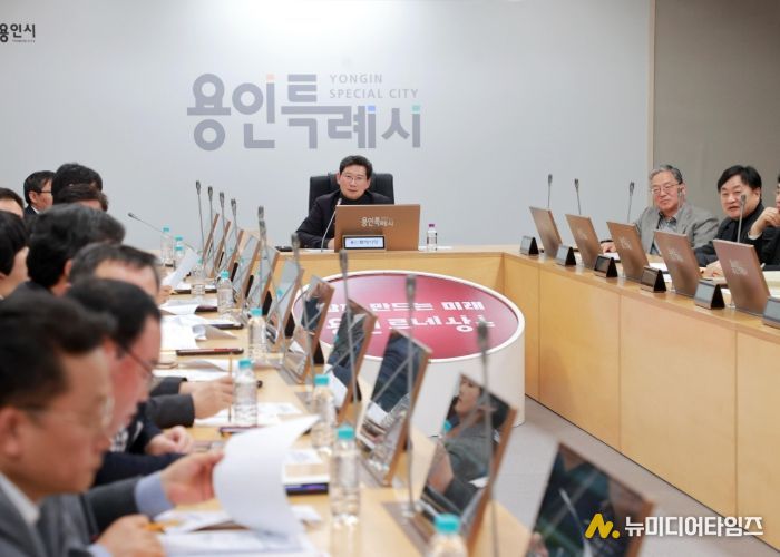 이상일 시장이 시청 영상회의실에서 간부회의를 열어 공직기강 확립 등을 강조하고 있다.