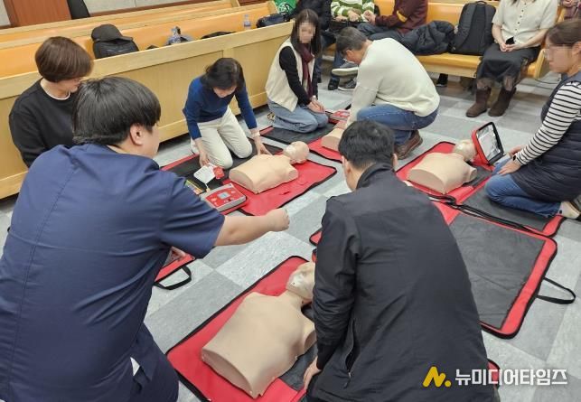 강북구가 찾아가는 응급처치 교육을 진행하고 있다.