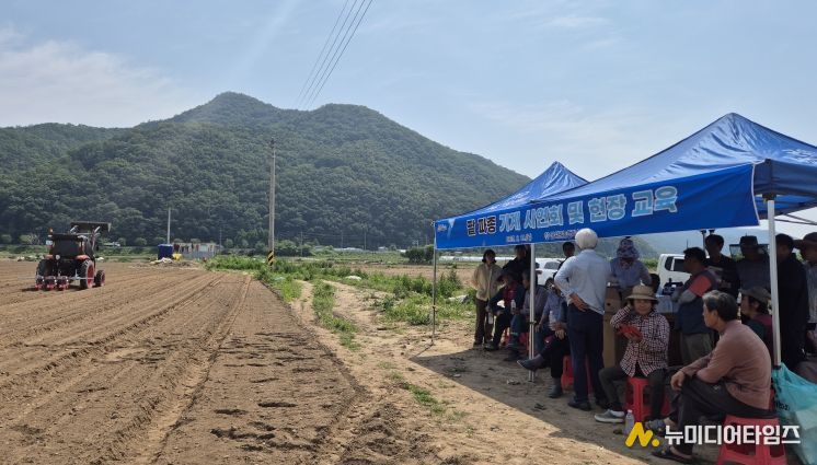 팥 기계화를 위한 트랙터 부착형 파종기 시연회