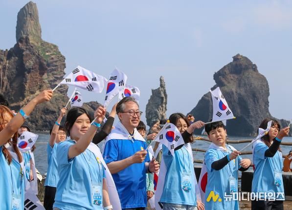 유성훈 금천구청장이 지난 19일 ‘금천구 독도수호대’와 함께 독도를 방문해 태극기 퍼포먼스를 하고 있다.