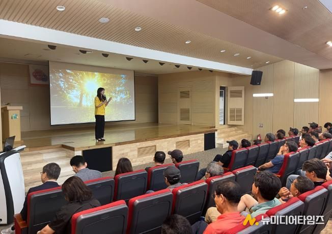 1. 천안시가 시내버스 운수종사자를 대상으로 친절교육을 진행하고 있다.