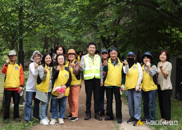 인천 중구, ‘세계평화의 숲’ 주민과 가꾸다‥칡덩굴 제거 행사 개최