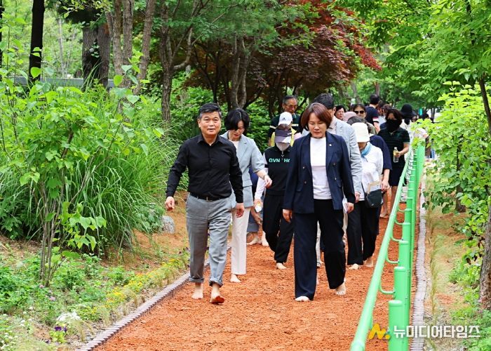 ‘바다 보며 힐링’ 남동구, 소래 수변 맨발 걷기 길 조성