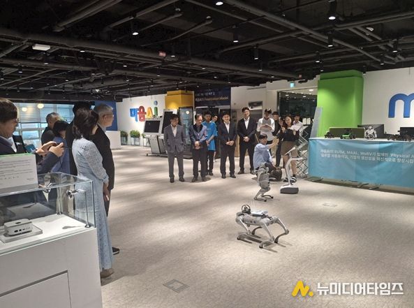 마음AI 로봇 체험 및 설명(국정기획위원회 제공)