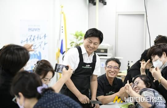 조용익 부천시장이 지난해 9월 심곡1동 어쩌다 동장 프로그램에서 시민들을 만나 소통하고 있다.