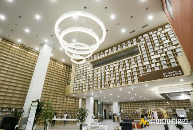 부천시별빛마루도서관 1층 로비