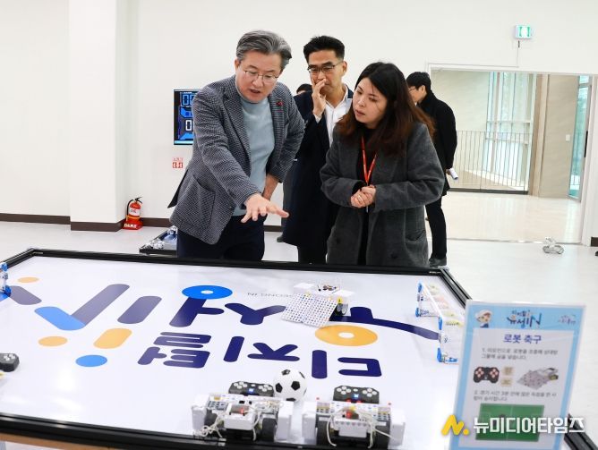 정용래 유성구청장이 지난 2월 개관한 용산도서관의 디지털전환(DX)지원센터를 점검하고 있다.