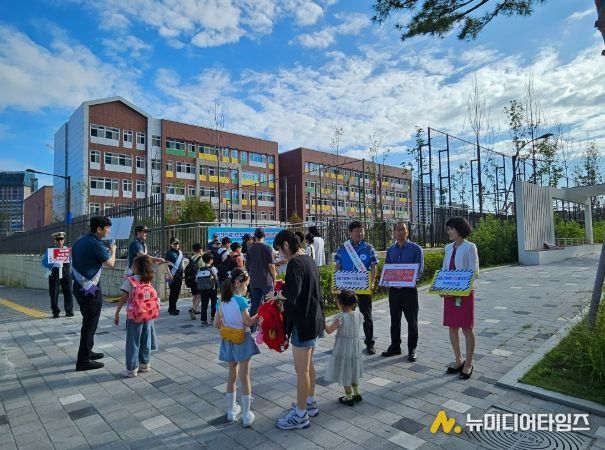 서부경찰서․서구청과 등굣길 안전 캠페인