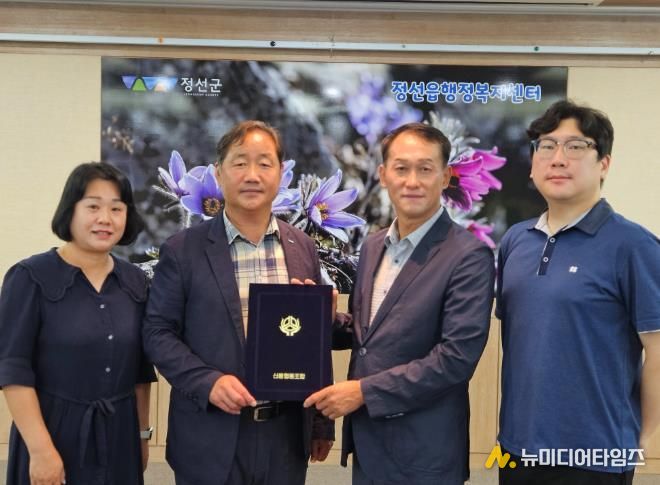 정선신협 홍보위원회, 지역 청소년 위해 장학금 전달
