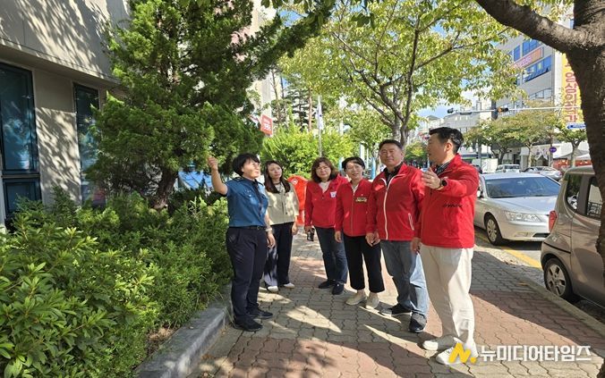 국민의 힘 강서구의원들이 학교 주변을 경찰과 함께 순찰하고 있다.
