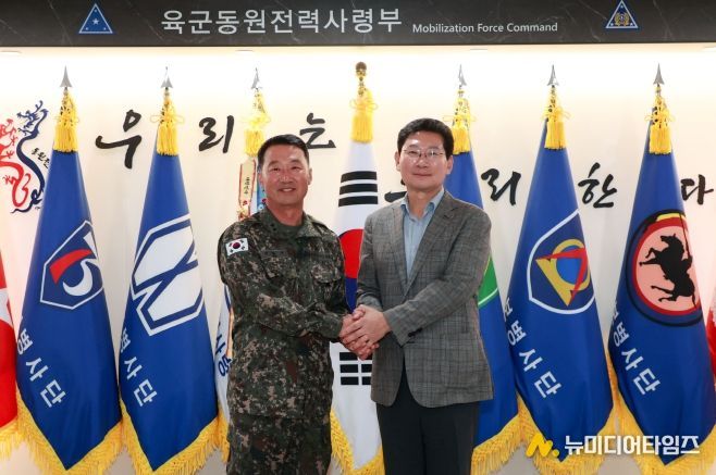 이상일 용인특례시장(오른쪽)은 2일 동원전력사령부를 방문해 김관수 사령관(왼쪽) 등 군 관계자들을 격려했다.