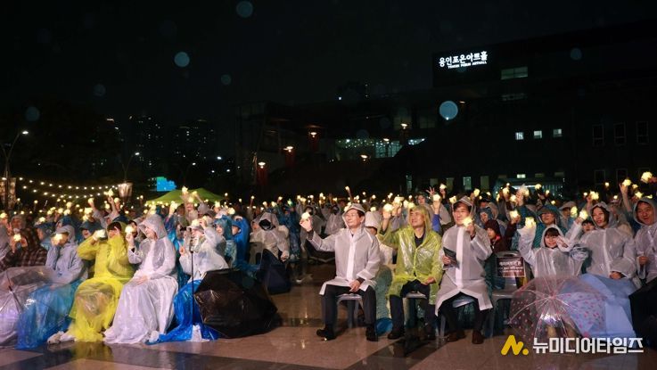 이상일 용인특례시장은 10일 저녁 포은아트홀 문화광장서 열린 '가을별빛 콘서트'에 참석해 시민들과 공연을 함께했다