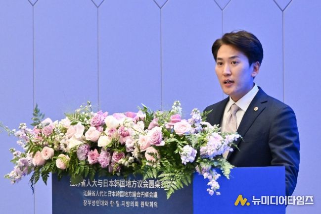 장쑤성인민대표회의와 한·일 지방의회 원탁회의에서 의제 발표 중인 이민석 의원