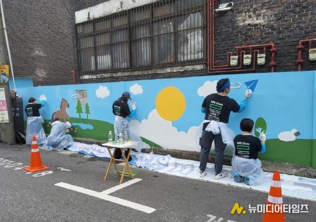 벽화 그리는 모습