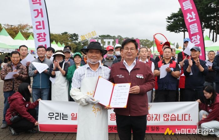 상인들과 함께 다회용기 사용을 다짐하는 박강수 마포구청장