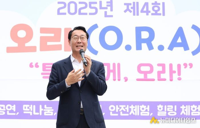 정명근 화성특례시장이 자생특화 축제에서 축사를 하고 있다