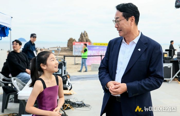 정명근 화성특례시장이 제부도 선셋콘서트 행사에 앞서 김연아 바이올리니스를 격려하며 긴장을 풀어 주고 있다