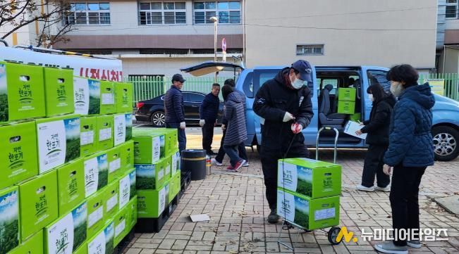 작년에 열린 절임배추 직거래 행사에서 구로구 주민이 절임배추를 받고 있다.