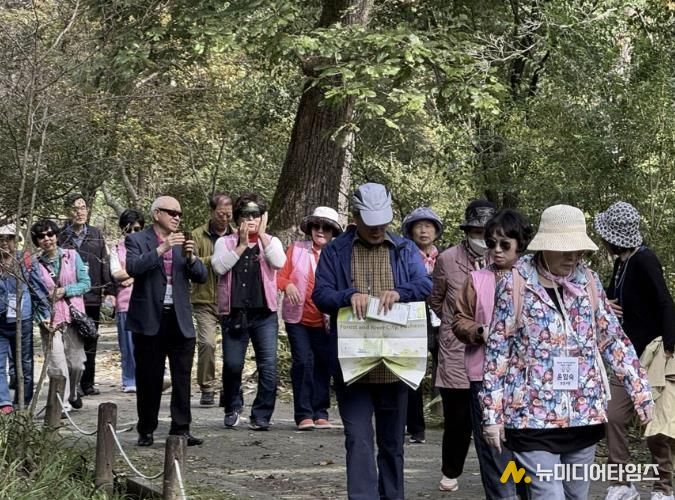 도봉구 쌍문4동 지역 어르신들이 포천 국립수목원을 걷고 있다.