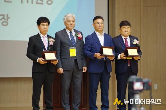 제물포고 부설 방송통신고 개교 50주년 감사패를 수상한 박창호 의원(우측 첫 번째)