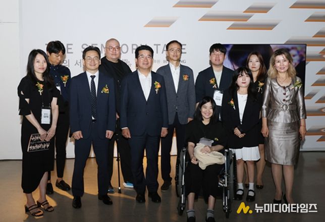 서울창작예술센터 장애예술기획전 <감각의 서사> 주요 참석자 (우측 아이수루 시의원)