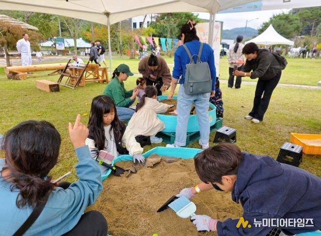 지난 18일 ‘제5회 백제전통문화행사 백제 가을 소풍’를 진행하고 있다.