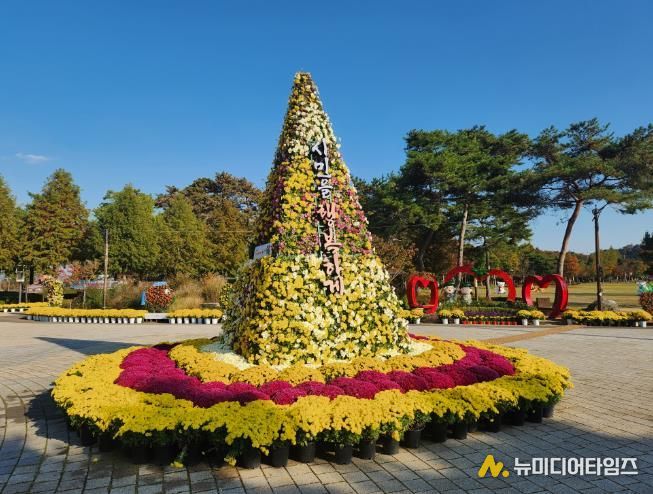 대형 조형탑 국화