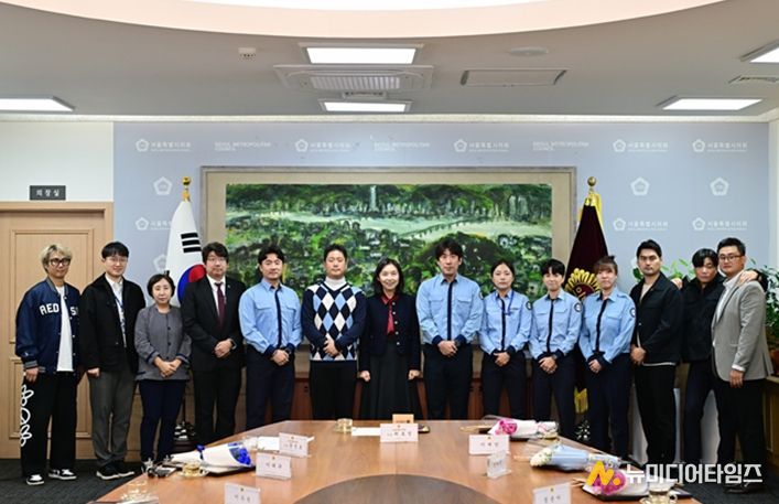 수여식 후 최호정 서울시의회 의장과의 단체사진 촬영