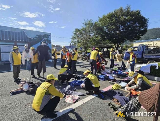 대흥면 노인회(의좋은 형제 봉사단)의 허수아비 제작 모습
