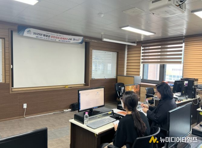 지난 22일, 주민자치회 사무장을 대상으로 1:1 맞춤형 결산 대비 실습 교육을 진행하고 있다.