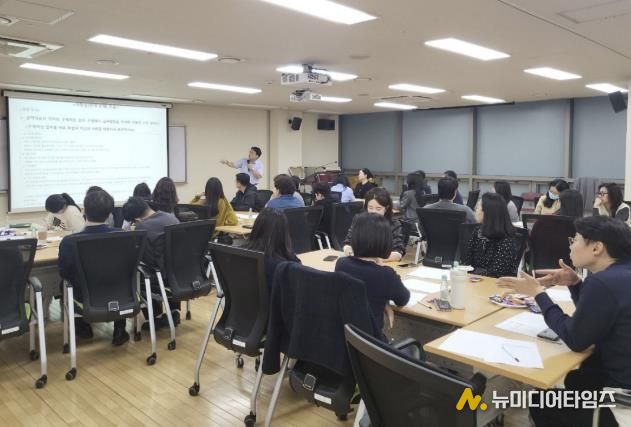 용산구 실무담당 직원들이 ‘적극행정 추진 역량강화 심화교육’에 참여하고 있다.