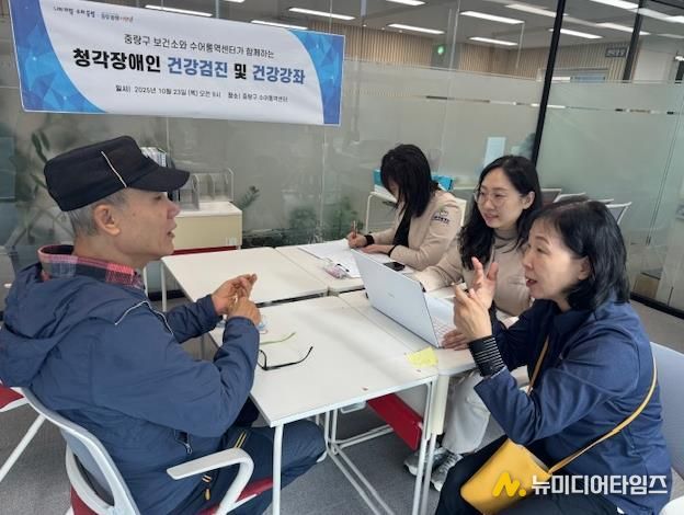 수어통역을 통한 건강검진 상담 모습