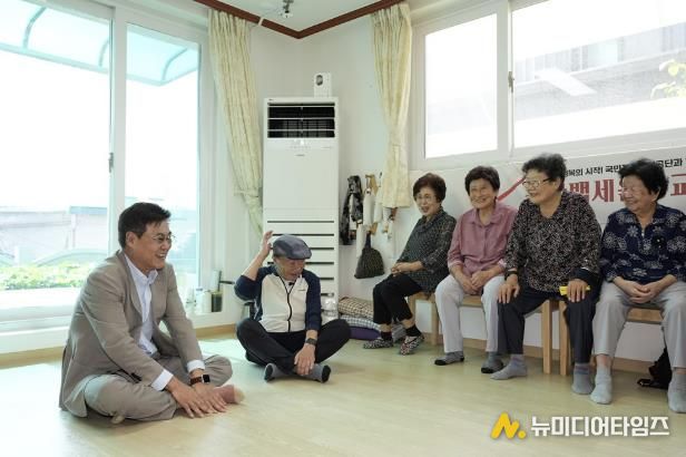 추석연휴를 앞두고 이화경로당를 찾은 정문헌 구청장의 모습