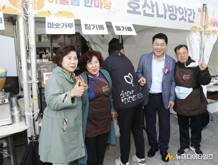 지난해 개최된 소상공인 전통시장 어울림 한마당에 참여한 업체 관계자와 박준희 관악구청장(오른쪽 두 번째)