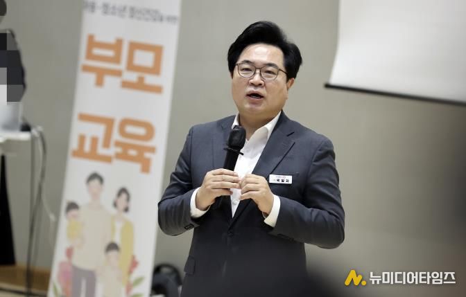 박일하 동작구청장이 지난 5월, 서울 대방동 서울가족플라자에서 열린 ‘2025 아동·청소년 정신건강 부모 교육’에 참석해 인사말을 하고 있다.