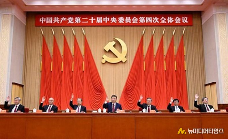 시진핑, 리창(李强), 자오러지(趙樂際), 왕후닝(王滬寧), 차이치(蔡奇), 딩쉐샹(丁薛祥), 리시(李希) 등이 주석대에 착석했다. (사진/신화통신)