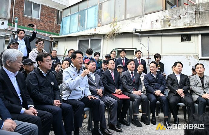 오세훈 서울시장은 24일 오전 국민의힘 지도부와 ‘노원구 상계5 재정비촉진구역’을 방문해 주민들과 의견을 나누고 있다.