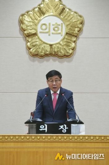 윤창철 의장이 제381회 임시회 제5차 본회의를 주재하고 있다.