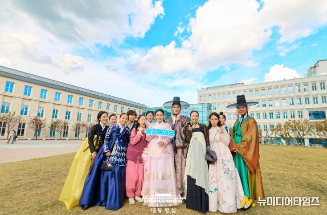 김혜경 여사, 한복해요 챌린지 참여 및 서울공예박물관 전시 관람(대통령실)