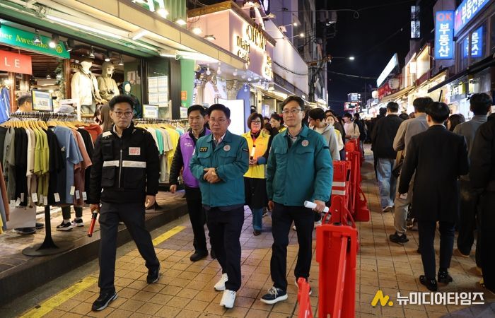 박강수 마포구청장이 레드로드에서 핼러윈 대비 안전관리를 펼치고 있다.