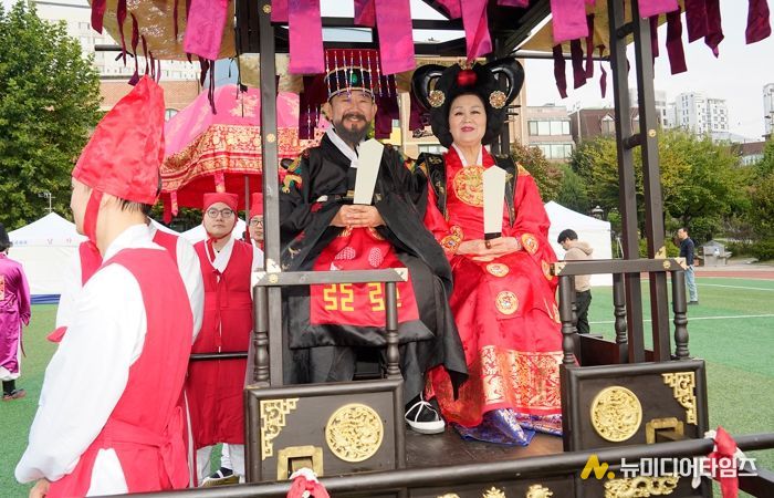 조선시대 왕의 행차를 재현한 제35회 청룡문화제 어가행렬에서 임금과 왕비가 가마를 타고 입장하고 있다