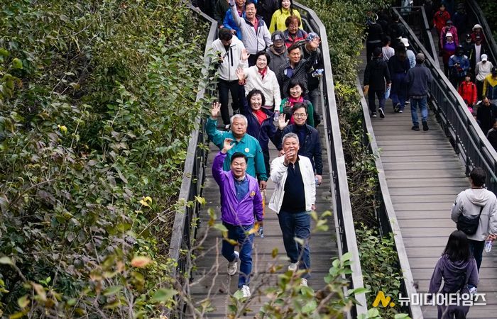 이필형 동대문구청장이 구민들과 함께 걷는 모습