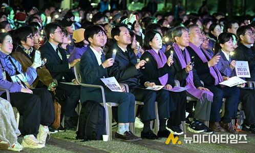 오세훈 서울시장이 25일(토) 저녁 서울광장에서 열린 ‘10.29 이태원 참사 3주기 시민추모대회’에 참석했다.