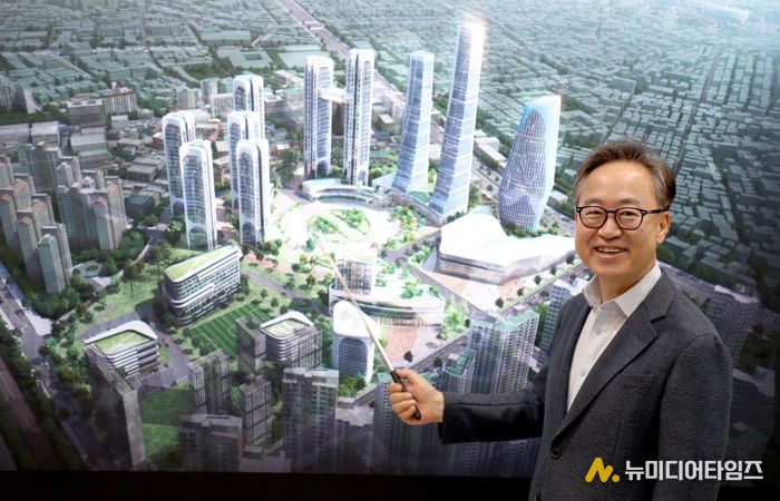 유성훈 금천구청장이 공군부대 개발 조감도를 설명하고 있다