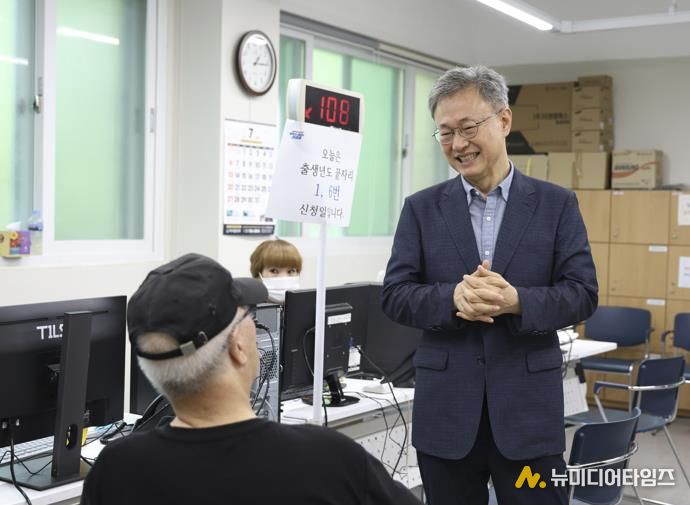 장인홍 구로구청장이 민생회복 소비쿠폰 신청 대기 중인 어르신과 인사를 나누고 있다.