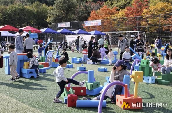 도봉구 지역 아이들이 ‘도담도담 놀이터’에서 장난감을 가지고 즐거운 시간을 보내고 있다.