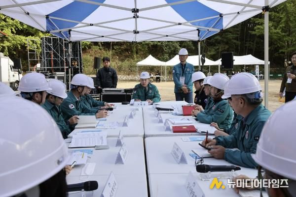 오언석 도봉구청장(가운데)이 재난 상황에 대한 보고를 받고 있다
