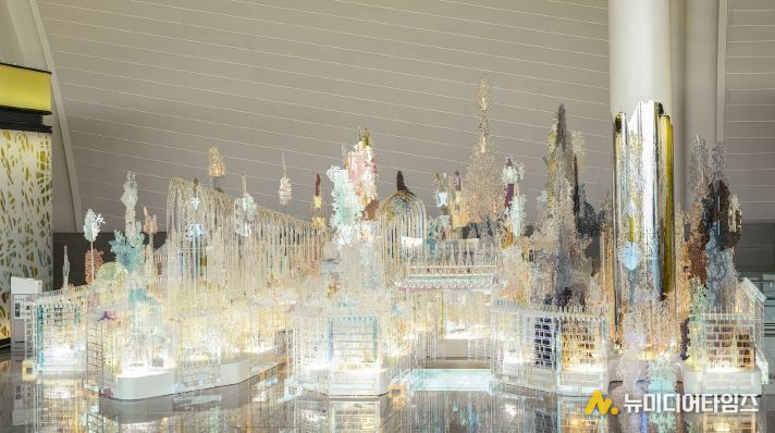 인천공항공사는 경기문화재단과 협력해 내년 3월 25일까지 제2여객터미널 탑승구역 222게이트 부근 전시공간에서 《기억의 정원》 전시를 선보인다고 밝혔다. 사진은 전시장의 전경 모습