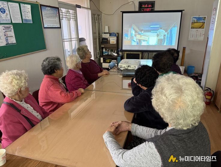 통장공동체‘마을 사랑지기’ 경로당 힐링시네마 상영